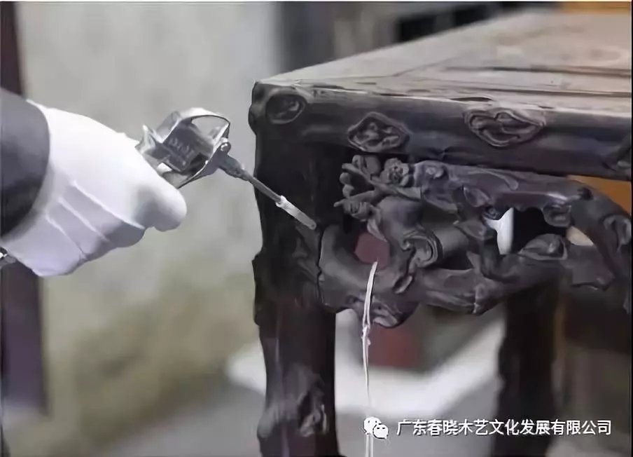 老紅木家具的修復(fù)過程，一經(jīng)修復(fù)煥然一新(圖2)