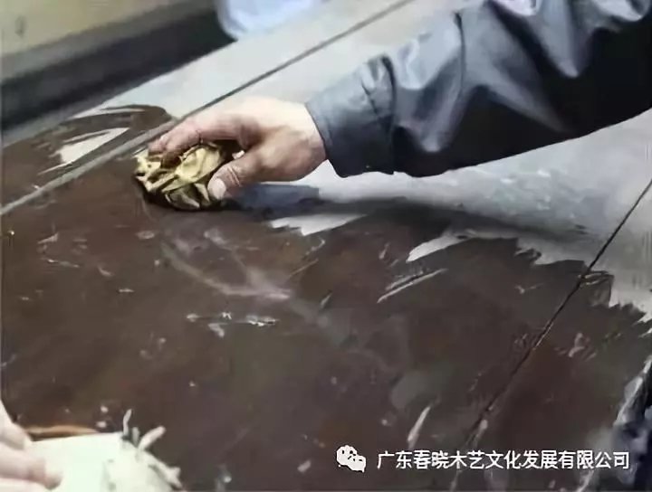 老紅木家具的修復(fù)過程，一經(jīng)修復(fù)煥然一新(圖4)