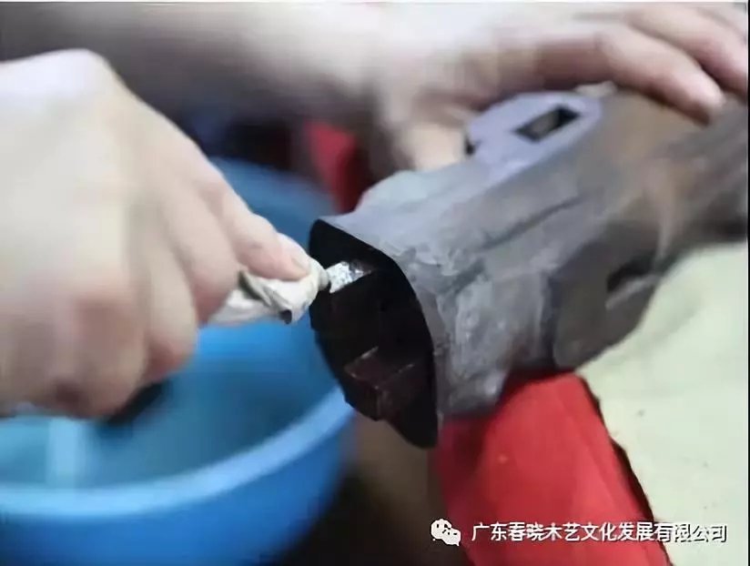 老紅木家具的修復(fù)過程，一經(jīng)修復(fù)煥然一新(圖8)