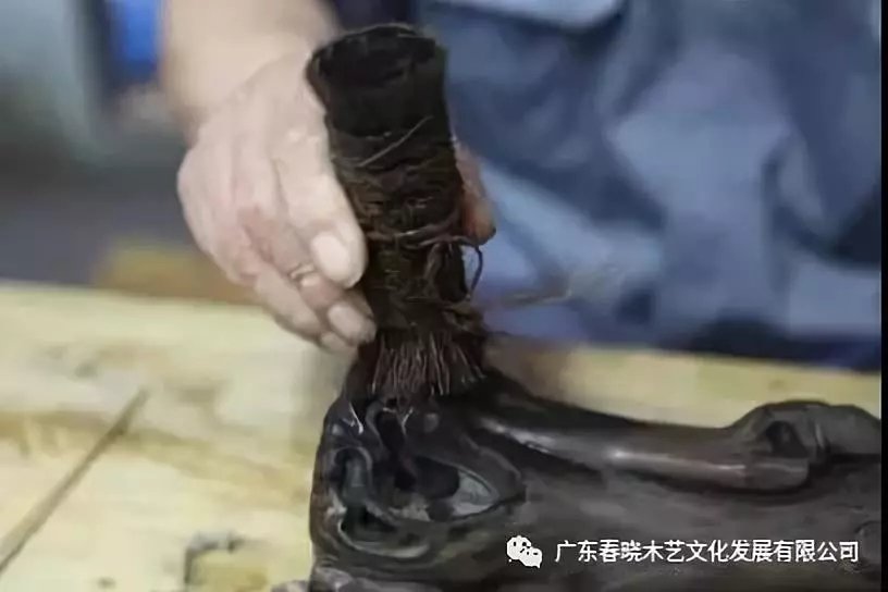 老紅木家具的修復(fù)過程，一經(jīng)修復(fù)煥然一新(圖13)