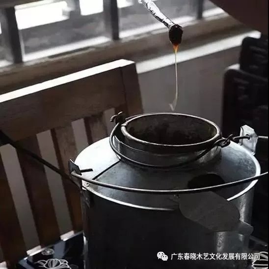 老紅木家具的修復(fù)過程，一經(jīng)修復(fù)煥然一新(圖15)